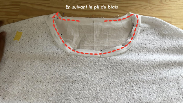 Couture biais au col